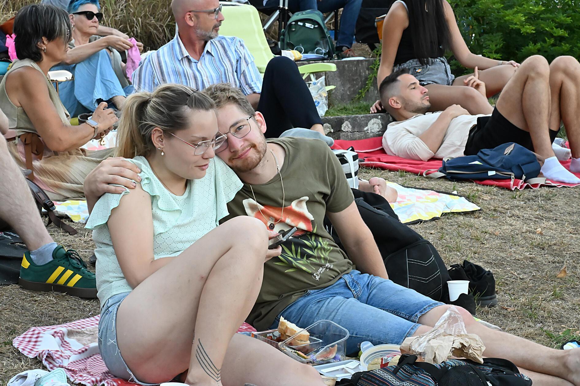 Dabei machten es sich die Gäste auf Picknickdecken gemütlich ...
