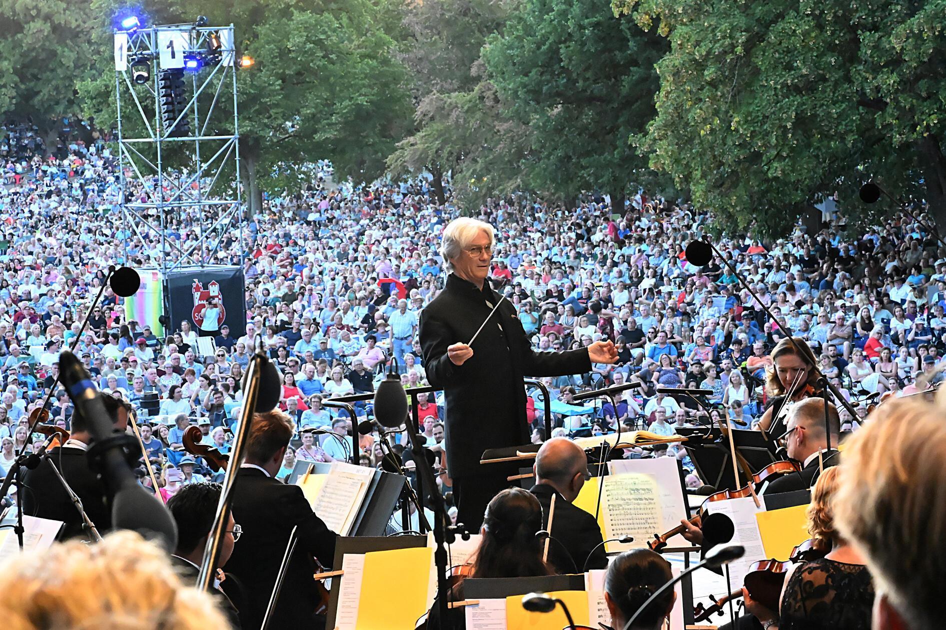 Seit dem Jahr 2000 lauschen jährlich im Schnitt rund 120.000 Menschen den beiden großen Orchestern Nürnbergs, erklären die Veranstalter.