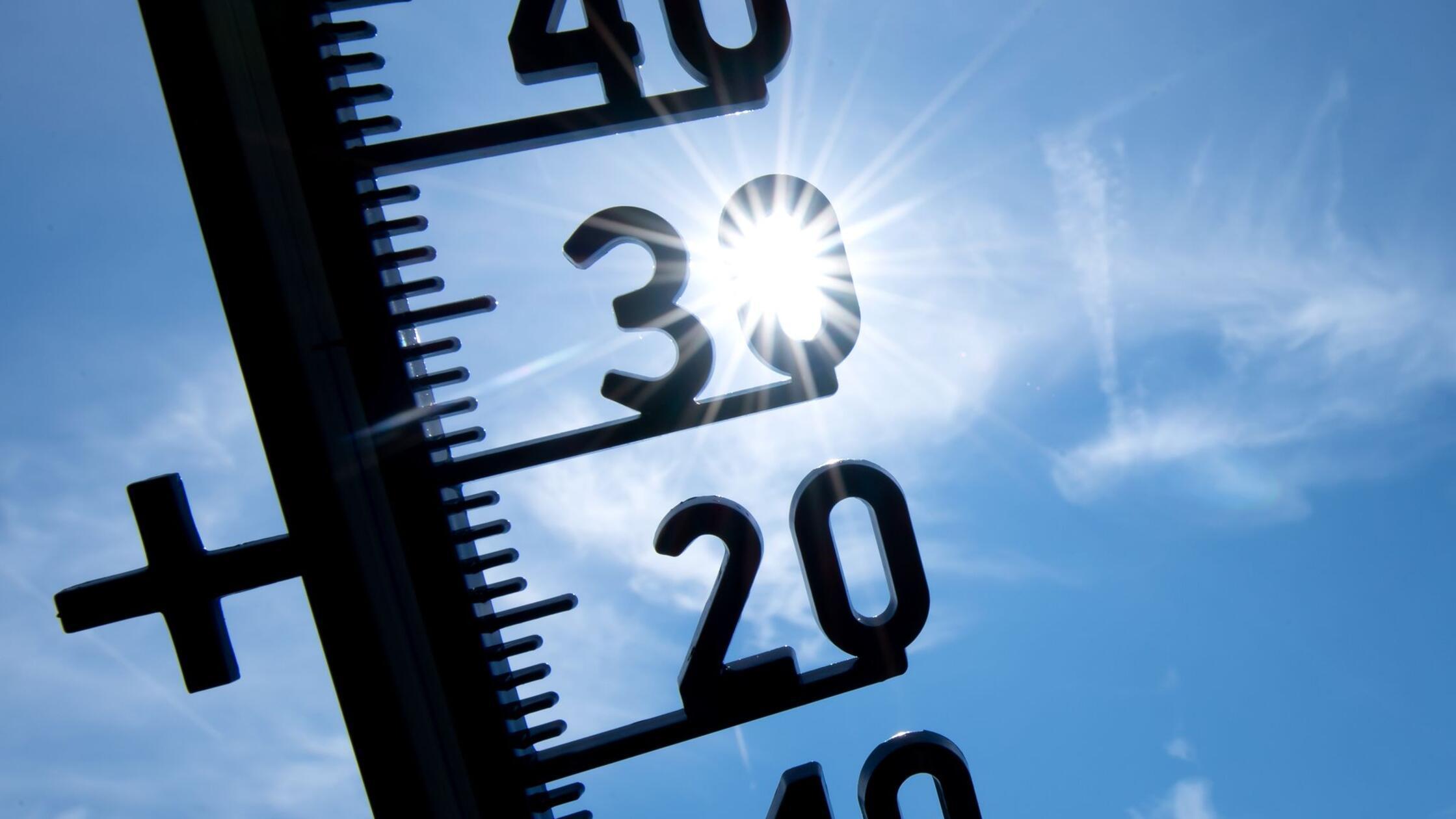 Ein Thermometer zeigt Temperaturen über 30 Grad an