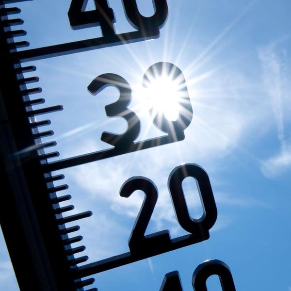 Ein Thermometer zeigt Temperaturen über 30 Grad an
