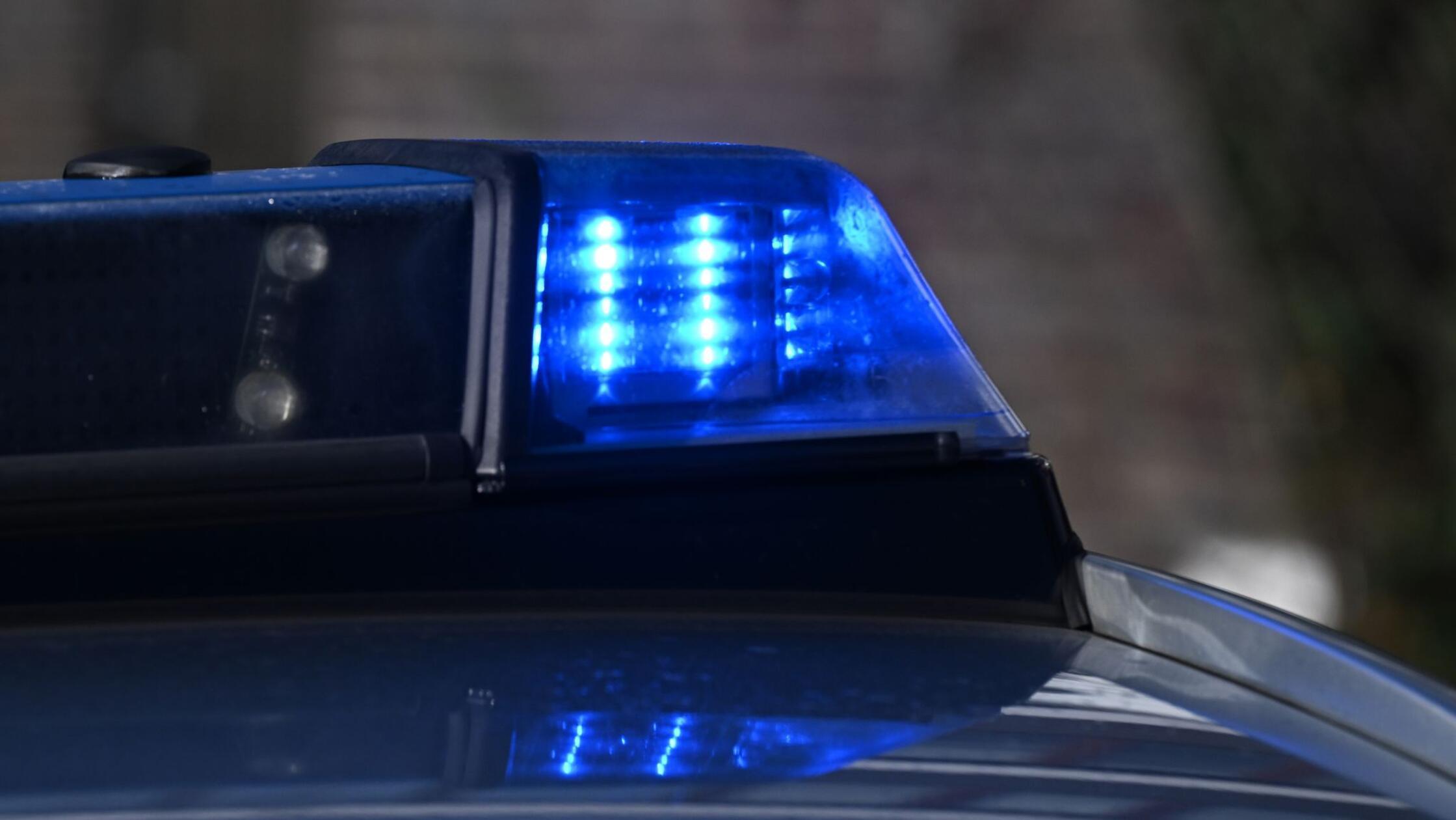Ein Blaulicht auf einem Polizeifahrzeug. (zu dpa: 