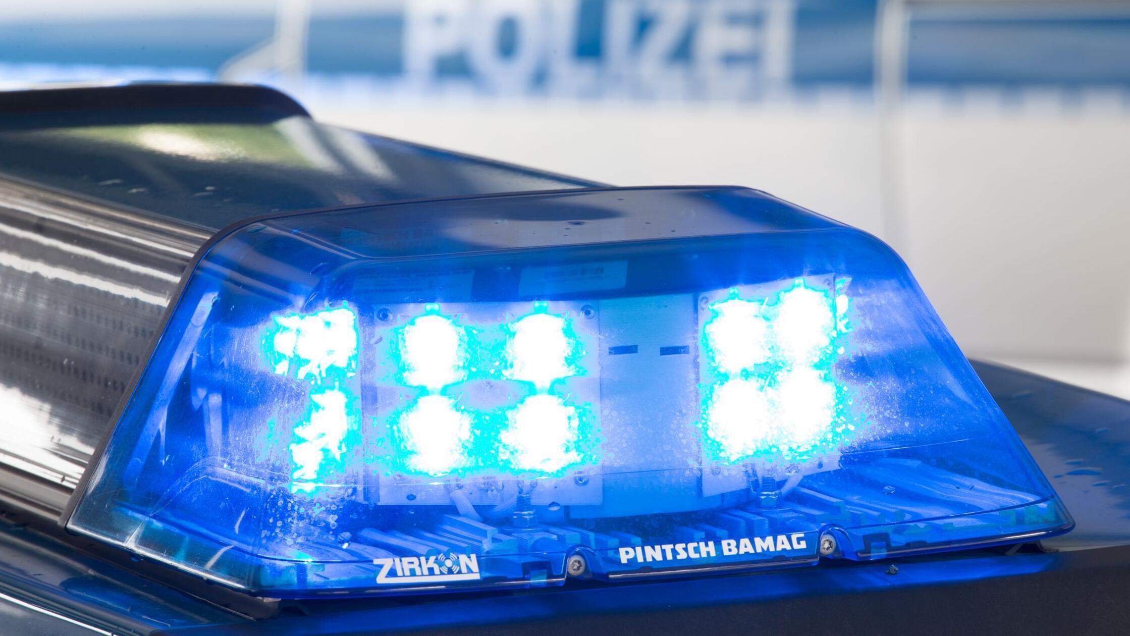 Ein Blaulicht leuchtet auf dem Dach eines Polizeiw