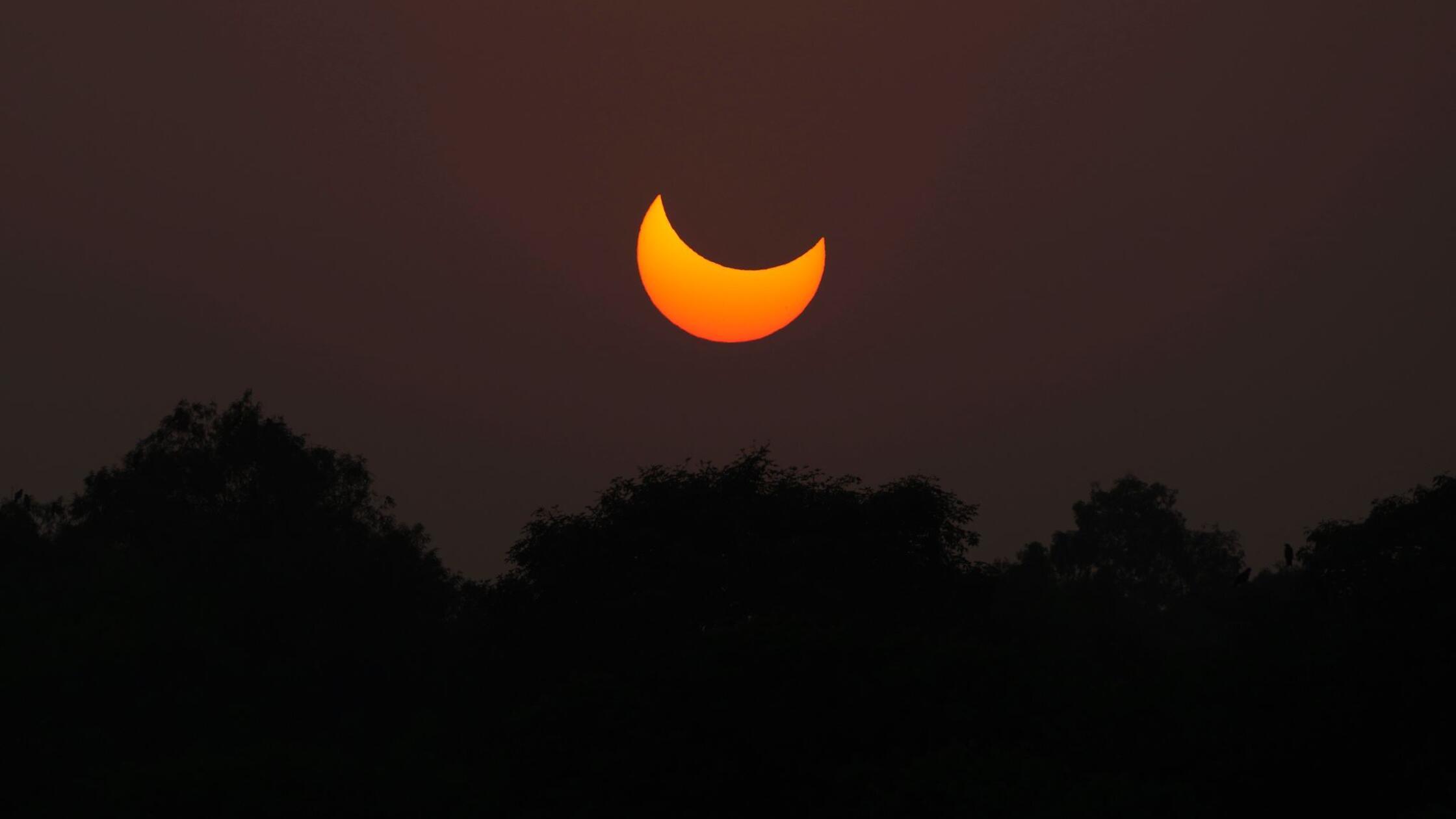 Die partielle Sonnenfinsternis, aufgenommen über L