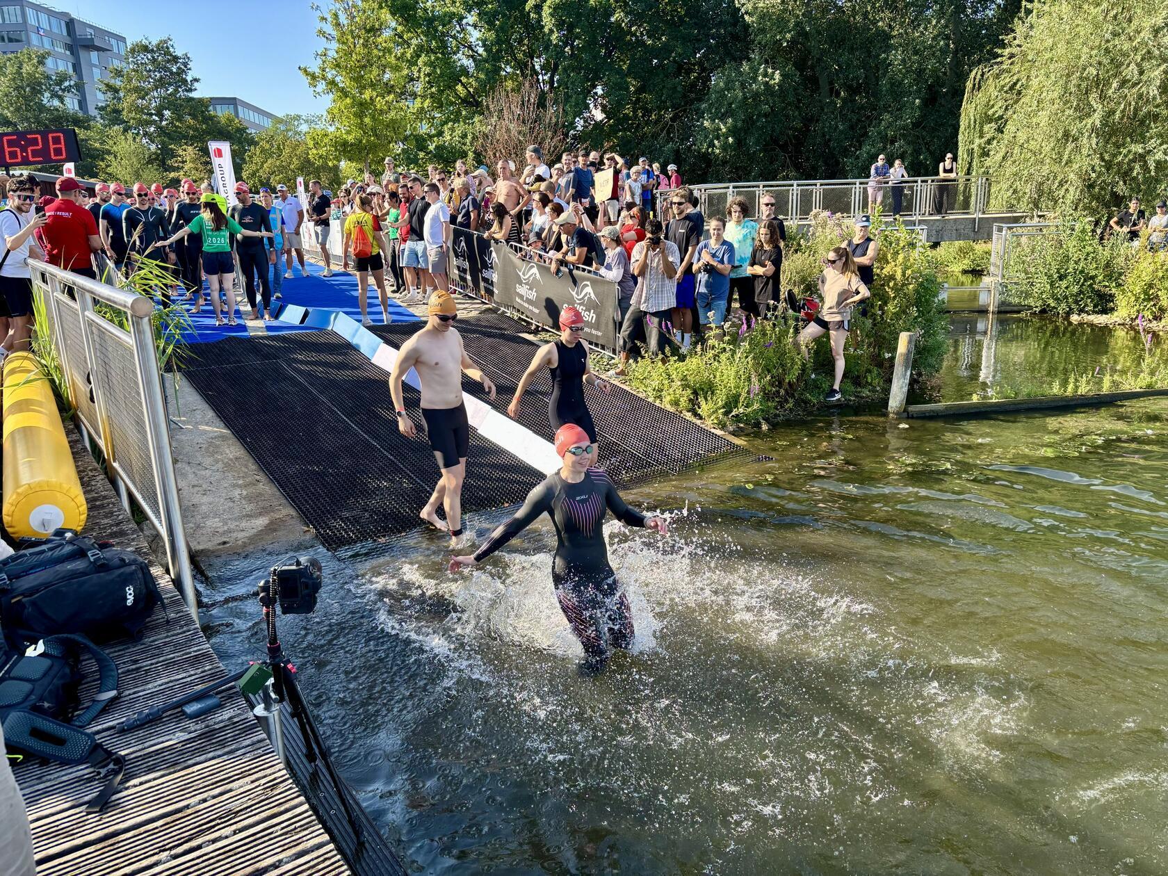 Um 9 Uhr stürzten sich die ersten Sportlerinnen und Sportler ins Wasser.