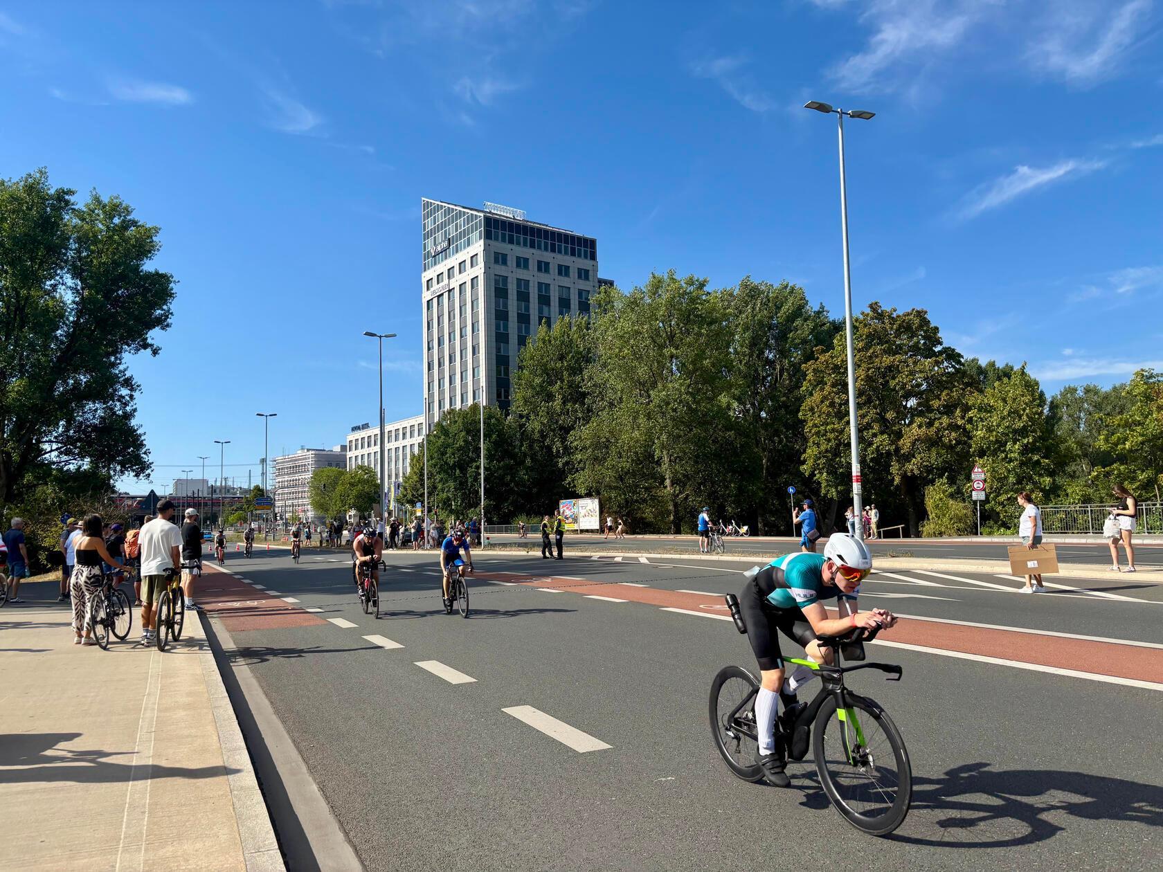 Nach dem Schwimmen ging es auf dem Fahrrad durch die Nürnberger Innenstadt und die Oststadt.