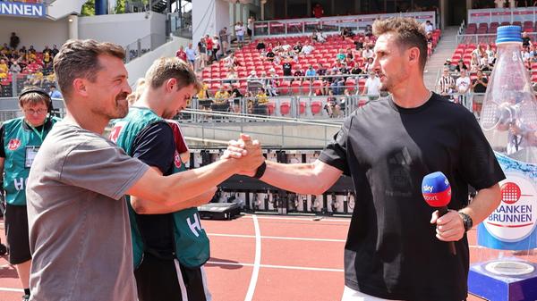 Miroslav Klose begrüßt Gästetrainer Thomas Stamm vor der Partie.