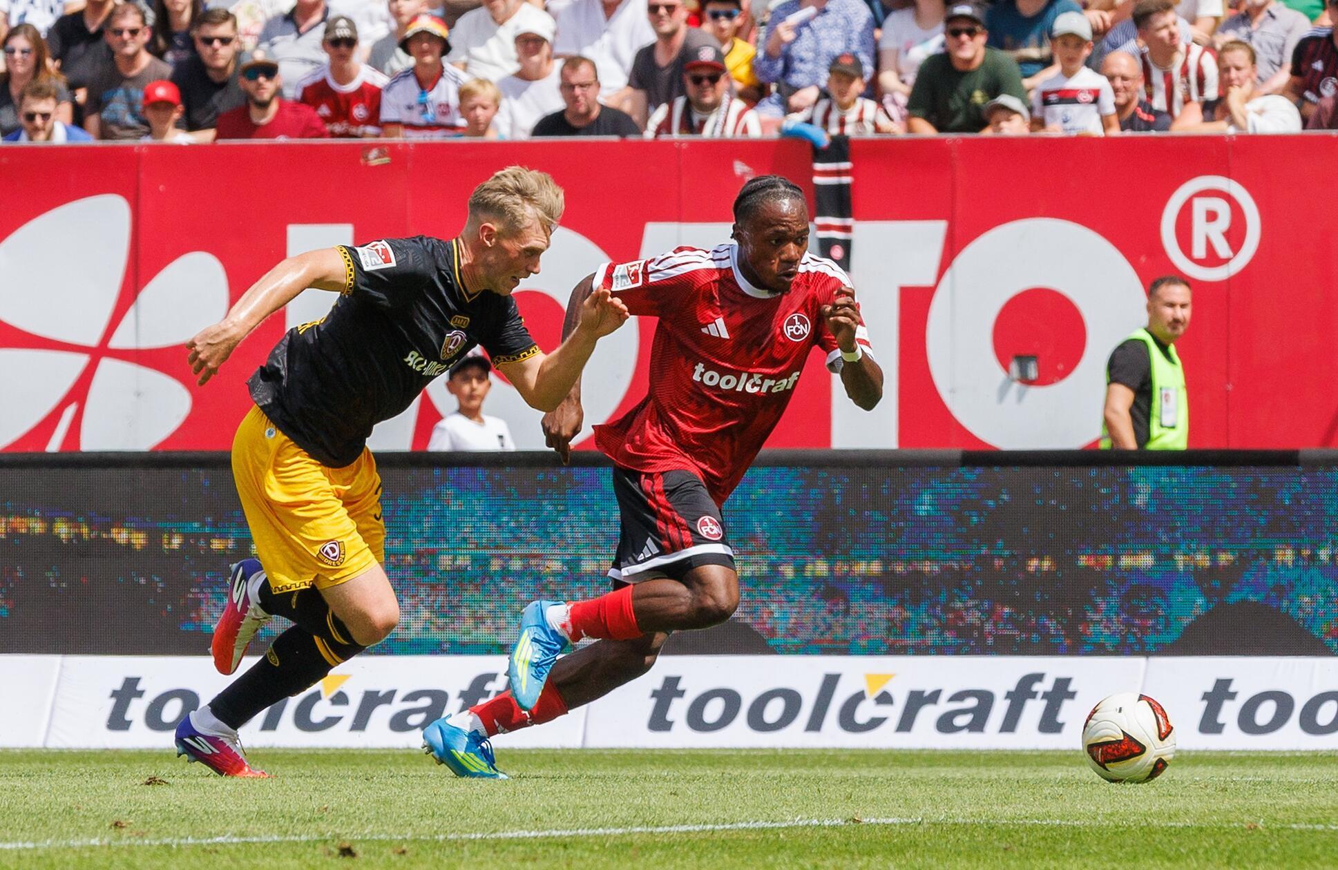 Die Partie beginnt optimal aus Sicht des Gastgebers: Becker bedient Zoma, der mit seinem Antritt Sterner keine Chance lässt...