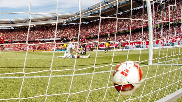 ...und Schreiber im Kasten der Dresdner überwindet. Das frühe 1:0 (9. Minute).