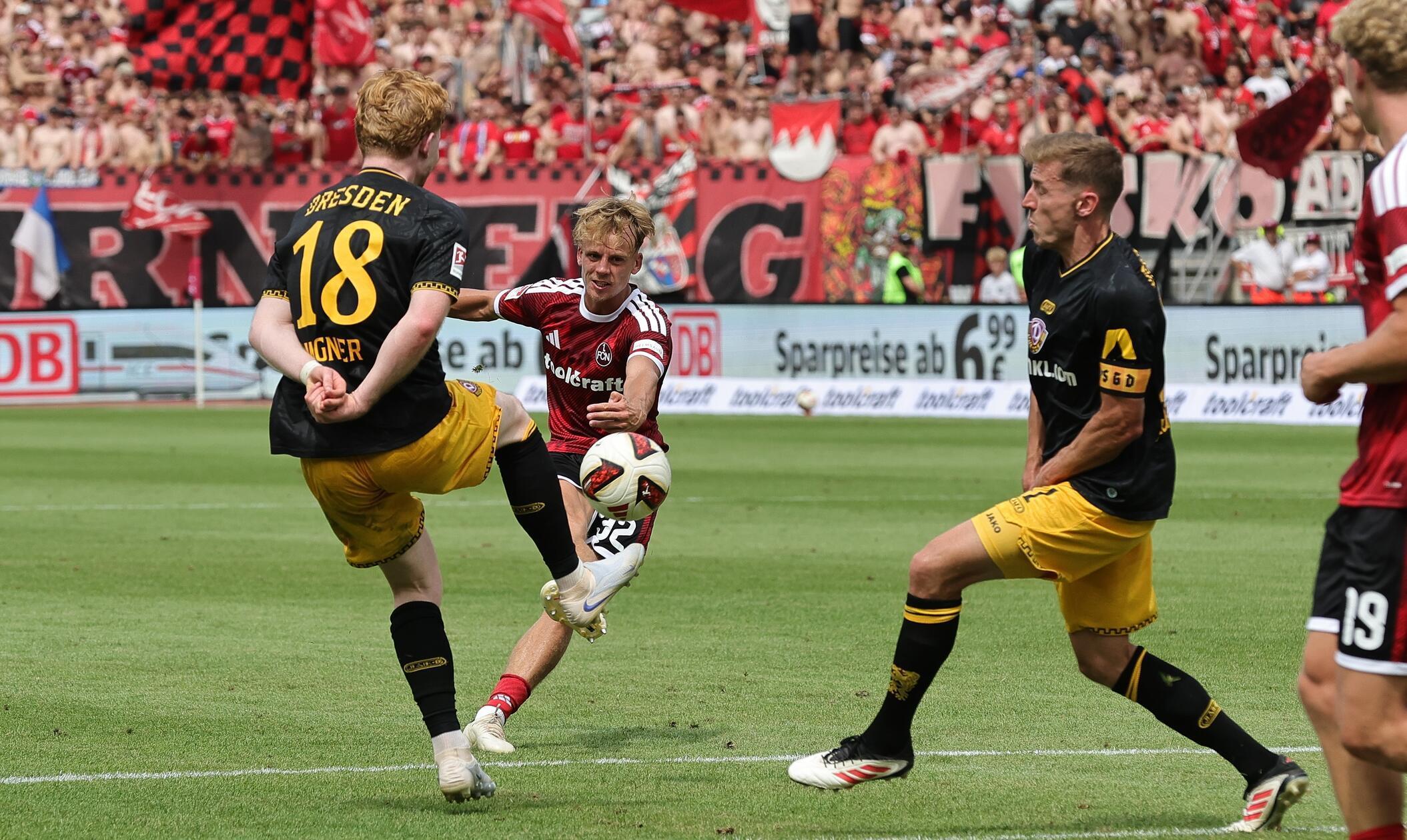 Kurz vor der Pause erhöht Nürnberg: Janischs Distanzschuss aus 20 Metern wird noch an die Latte abgefälscht, doch Zoma staubt zum 2:0 ab.