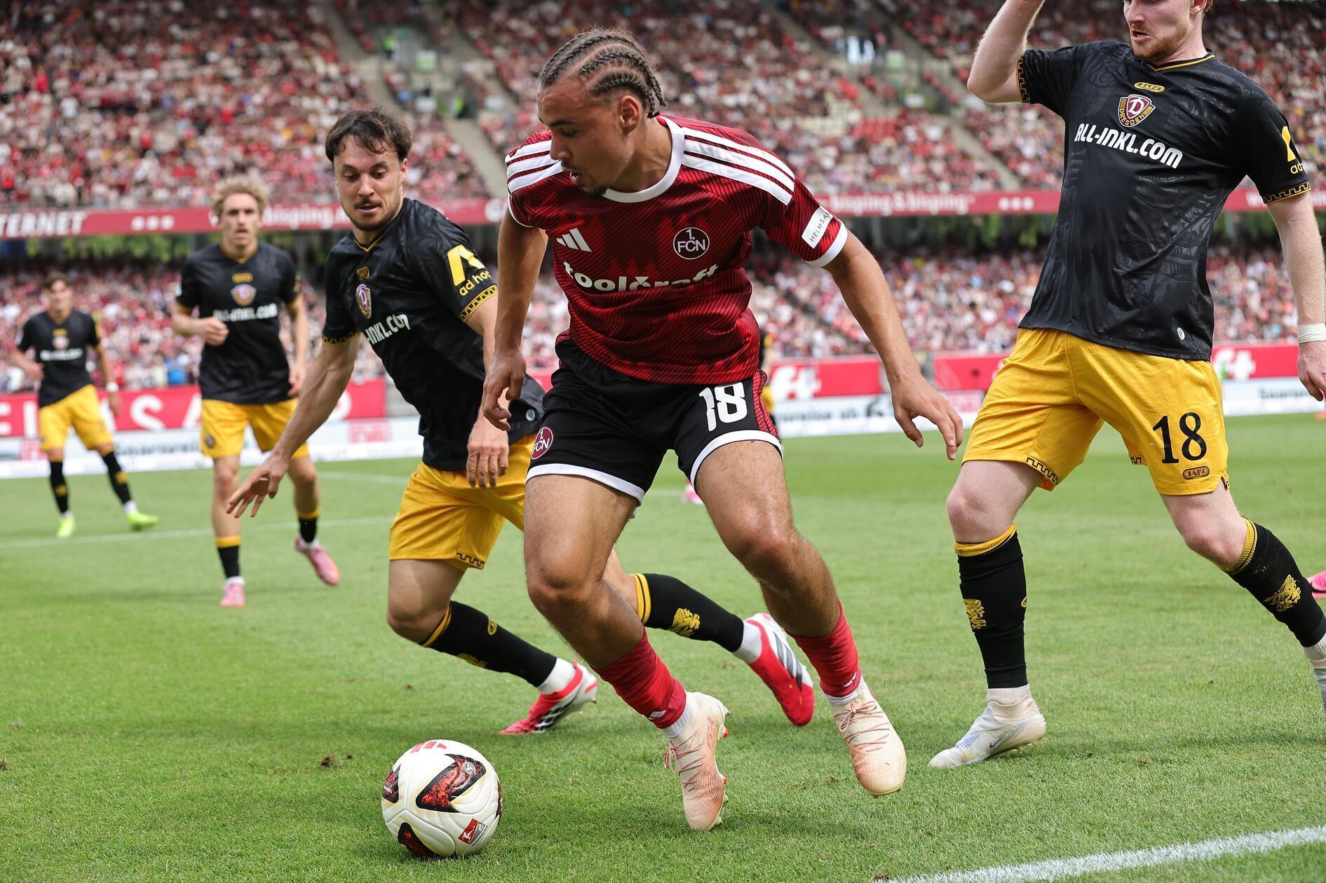 Im zweiten Durchgang verwaltet der FCN den Vorsprung clever und setzt selbst immer wieder Akzente in der Offensive. Eine kurze Drangphase mitten des zweiten Durchgangs überstehen die Gastgeber schadlos.