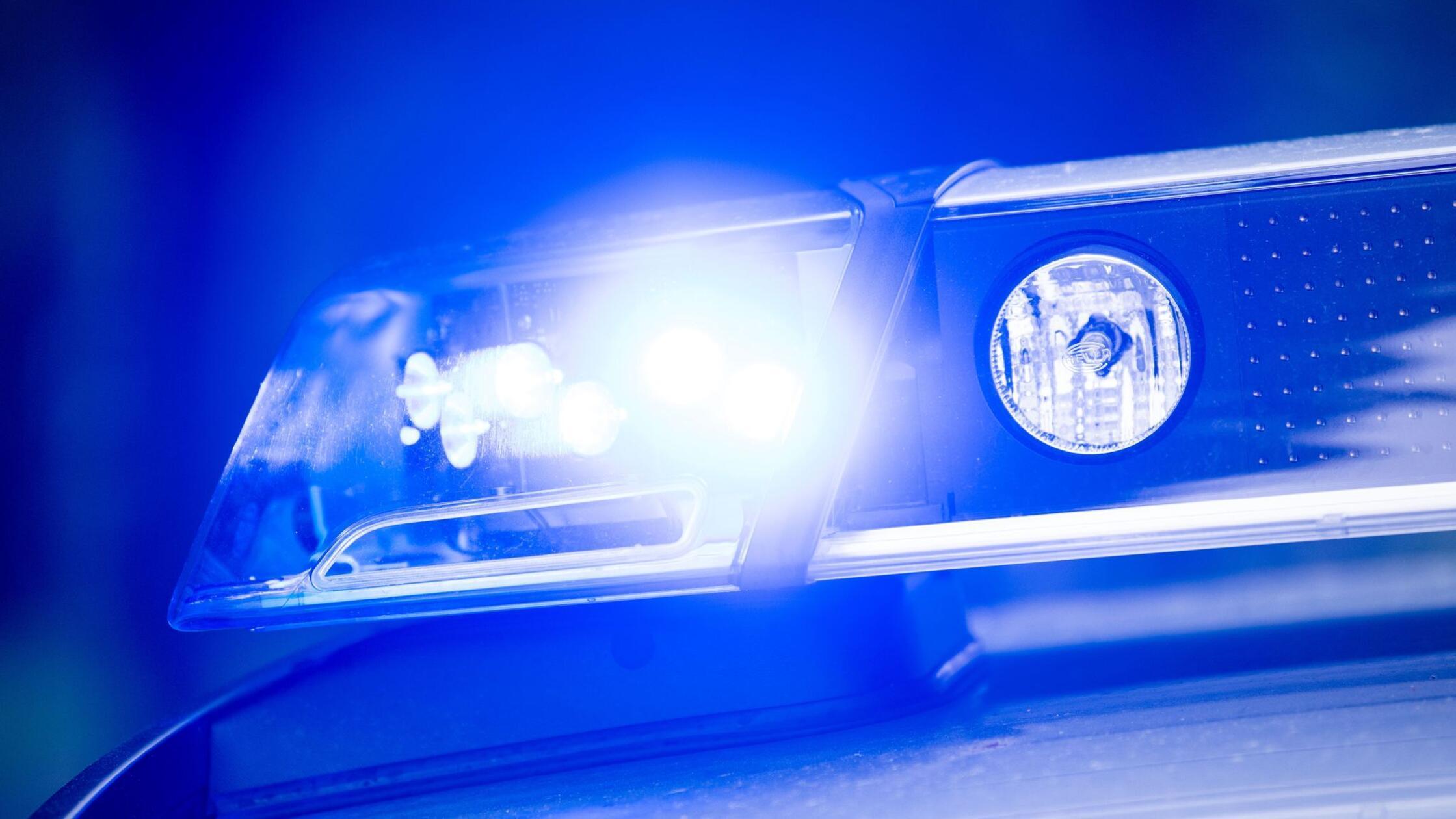 Ein Blaulicht leuchtet an einer Polizeistreife. (z