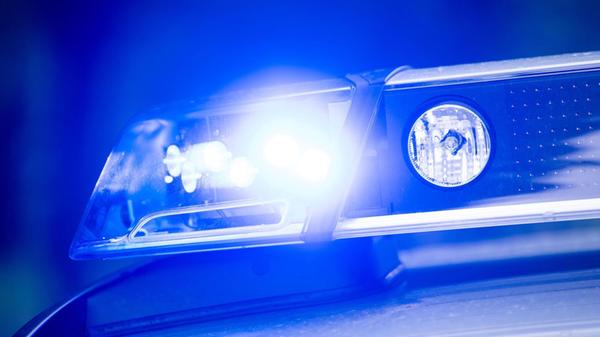 Ein Blaulicht leuchtet an einer Polizeistreife. (z