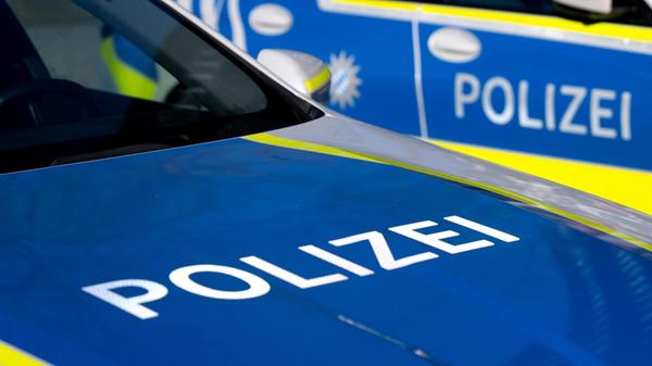 Zwei Einsatzfahrzeuge der Polizei (zu dpa: «Jungs