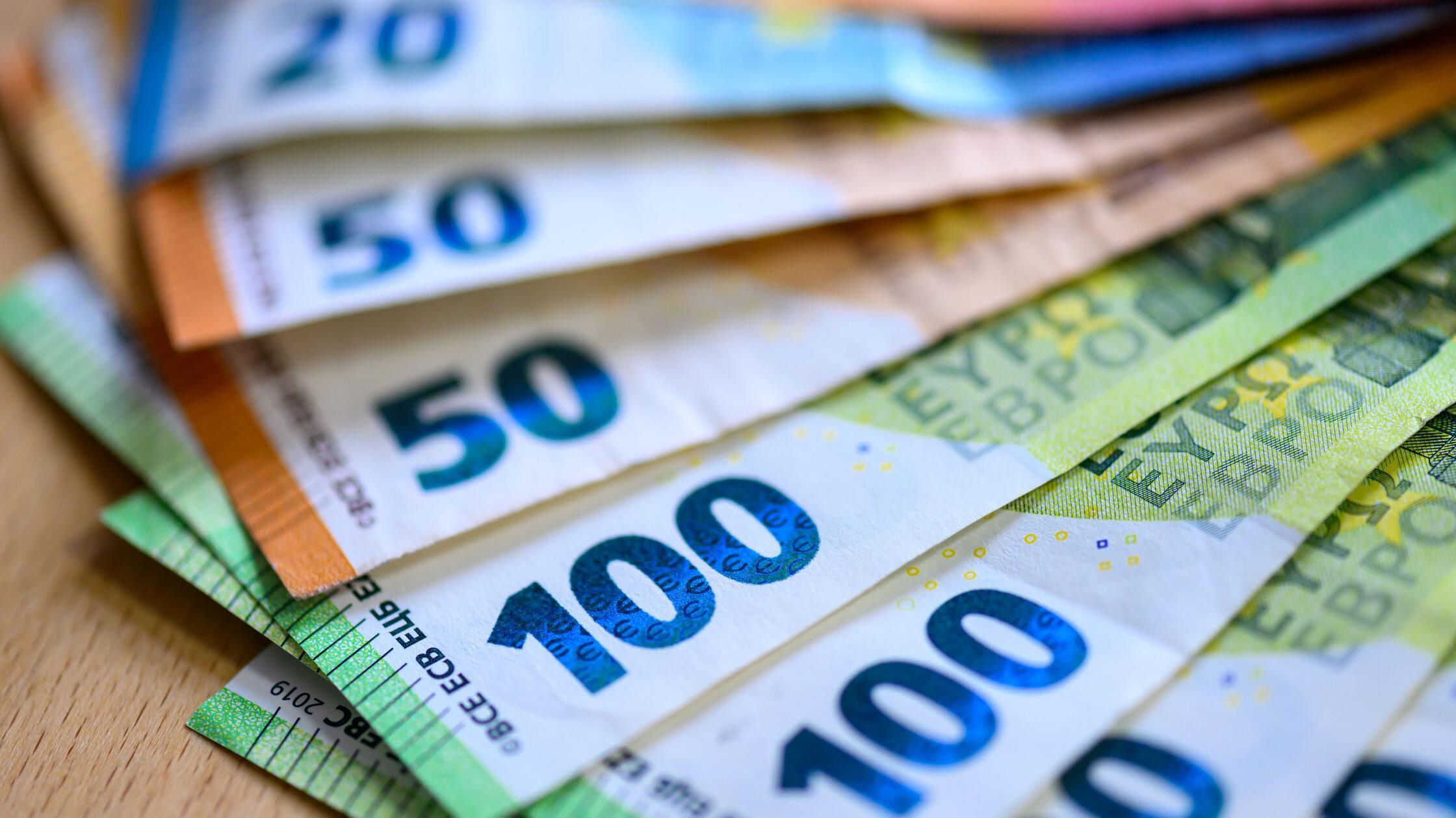 ARCHIV - 15.09.2025, Sachsen, Leipzig: Geldscheine