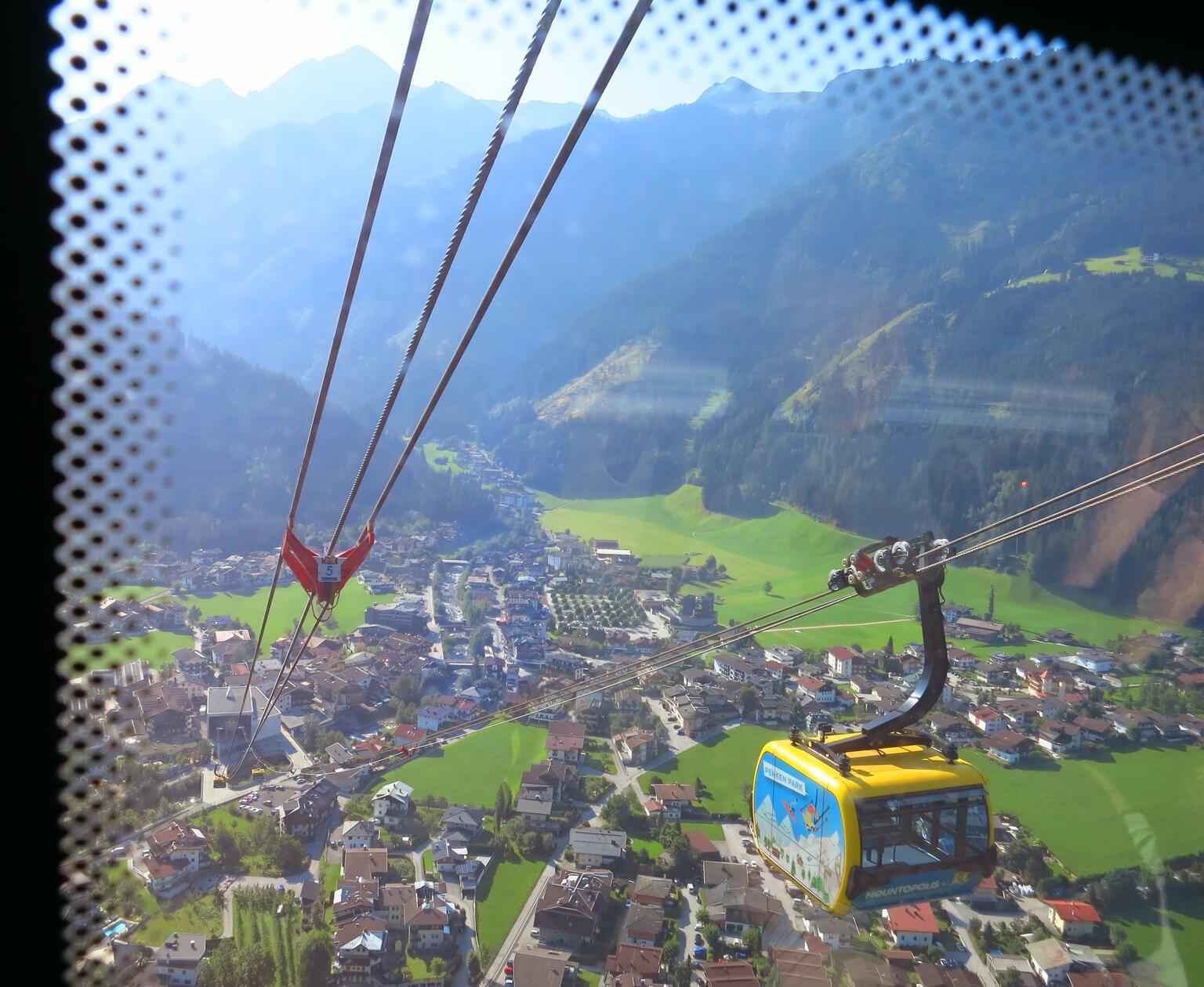Mit der Penkenbahn geht es hinauf.