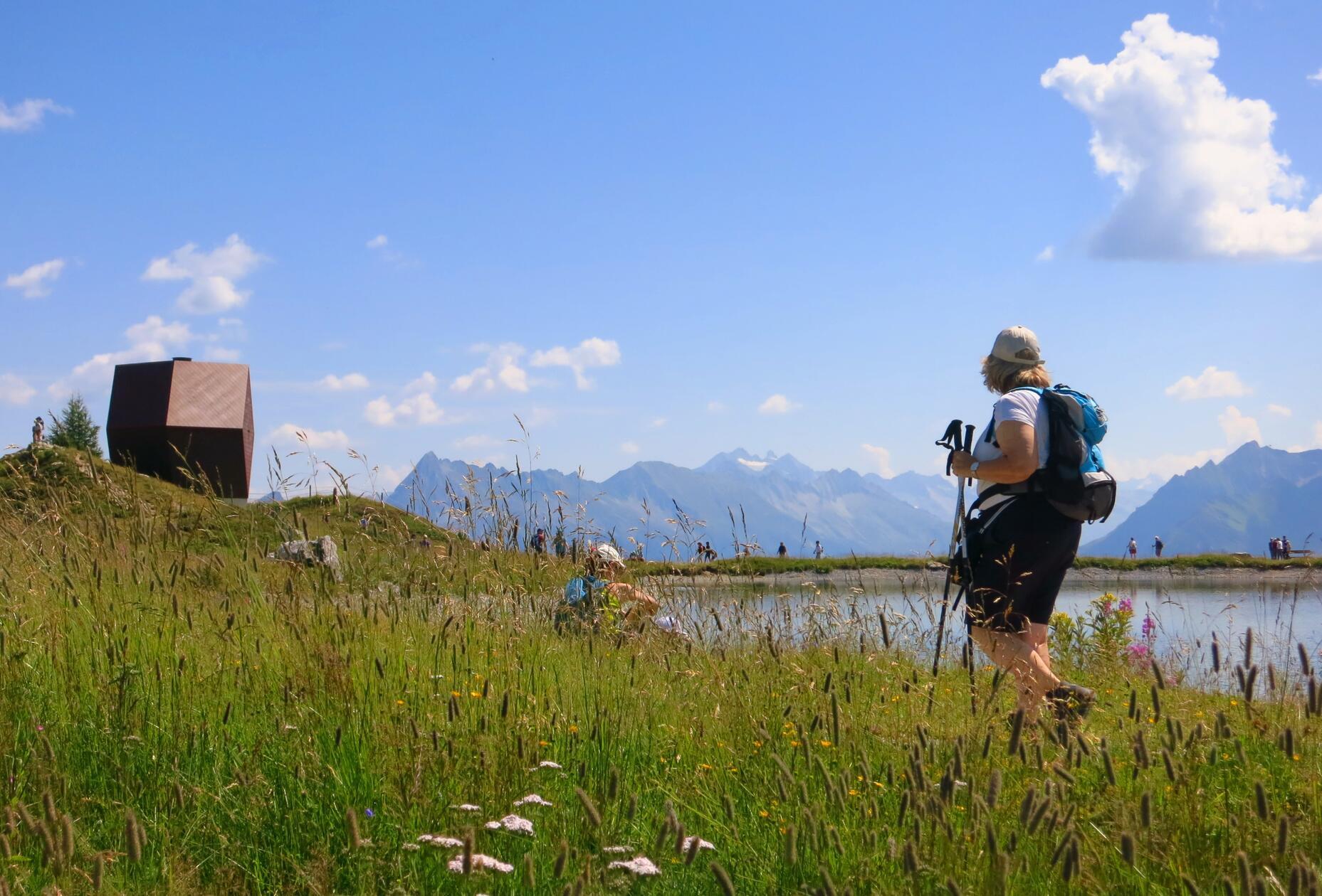 Am Plateau der Penkenbahn ist eine moderne Kapelle am See.
