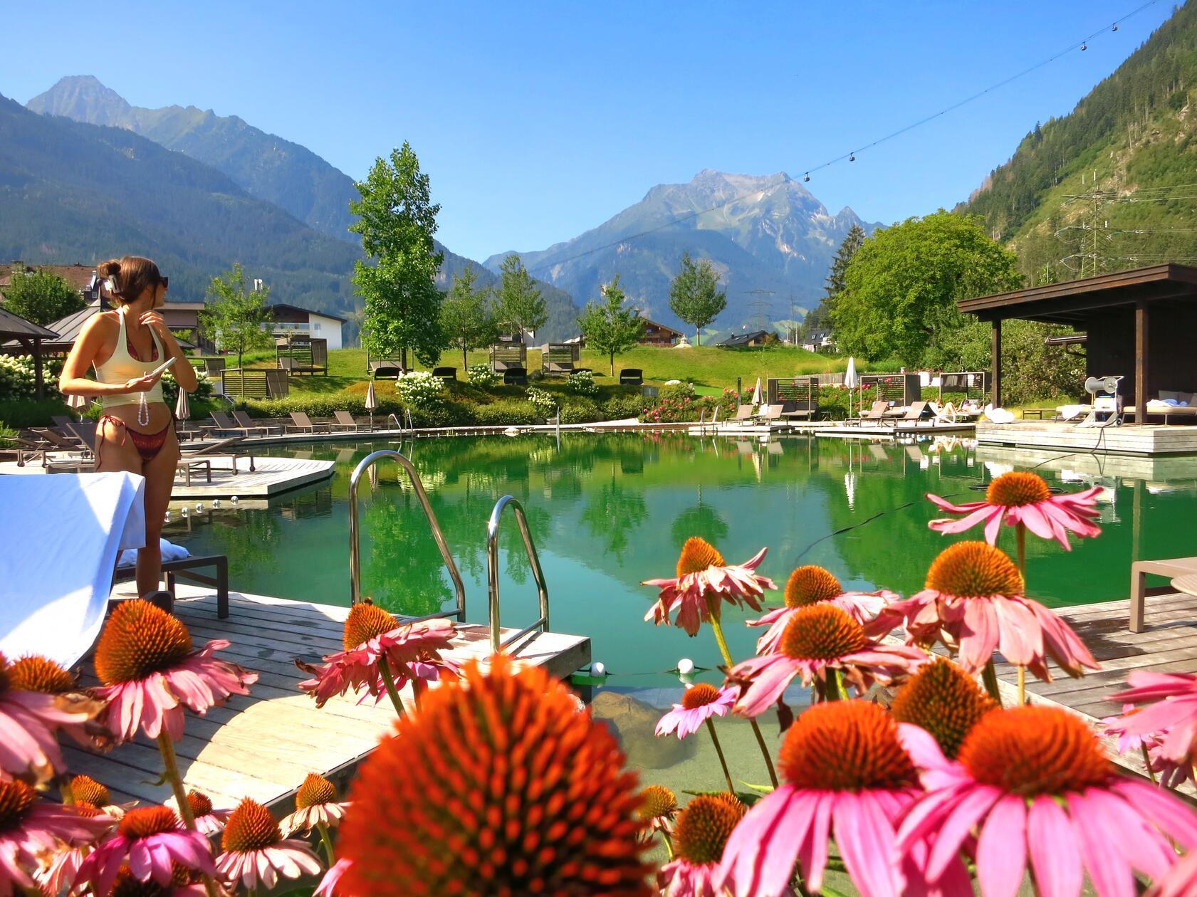 Im Garten blühen überall schöne Blumen.