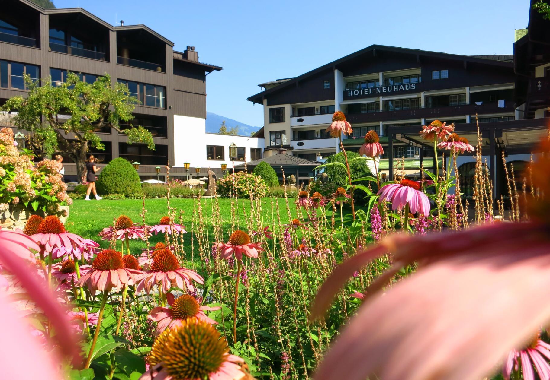 Der schöne Garten des Neuhaus Resorts.