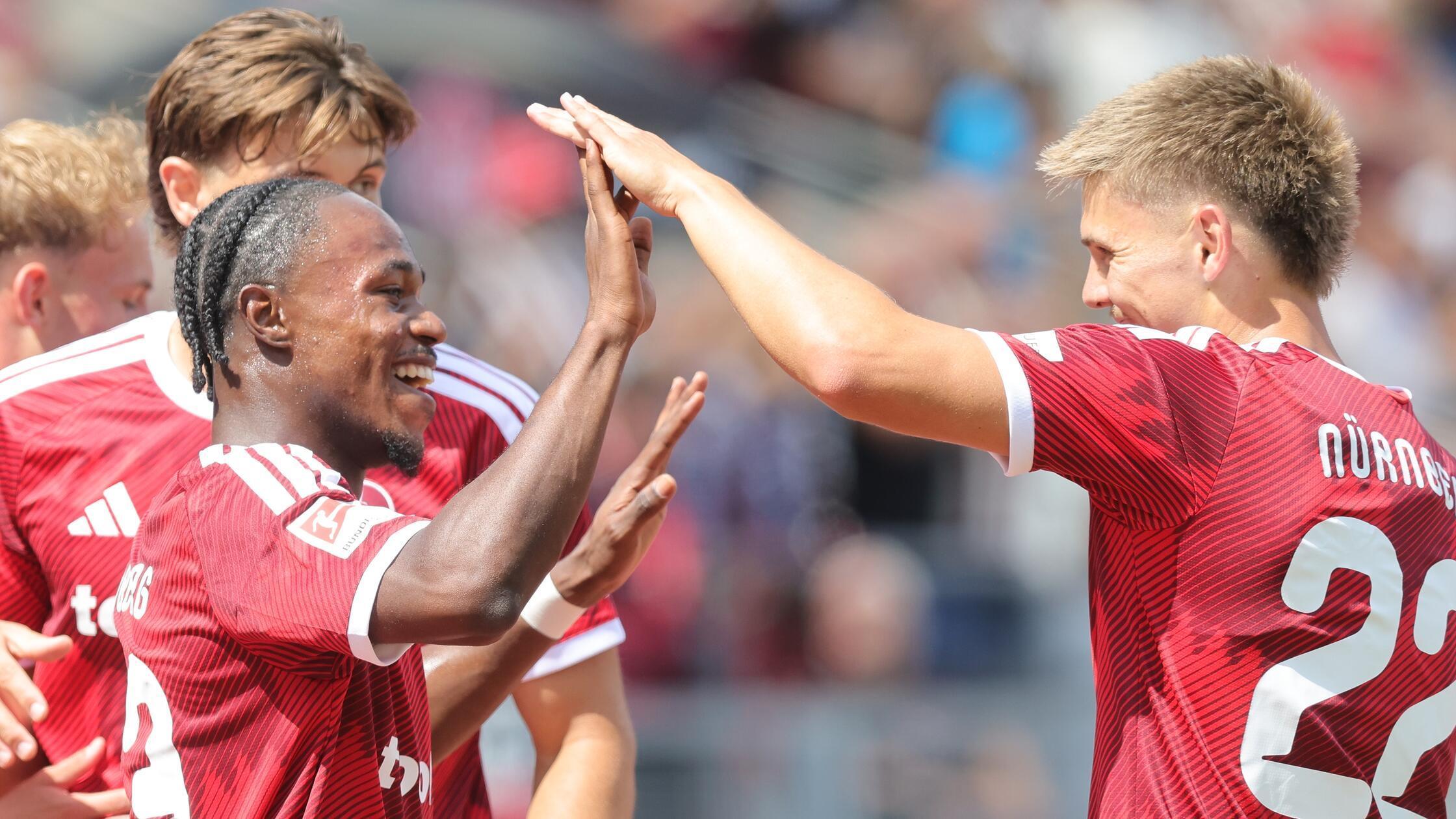 Mohamed Ali Zoma wusste schon, bei wem er sich am Sonntag zu bedanken hatte: Finn Ole Becker war an allen drei Toren des Stürmers irgendwie beteiligt.