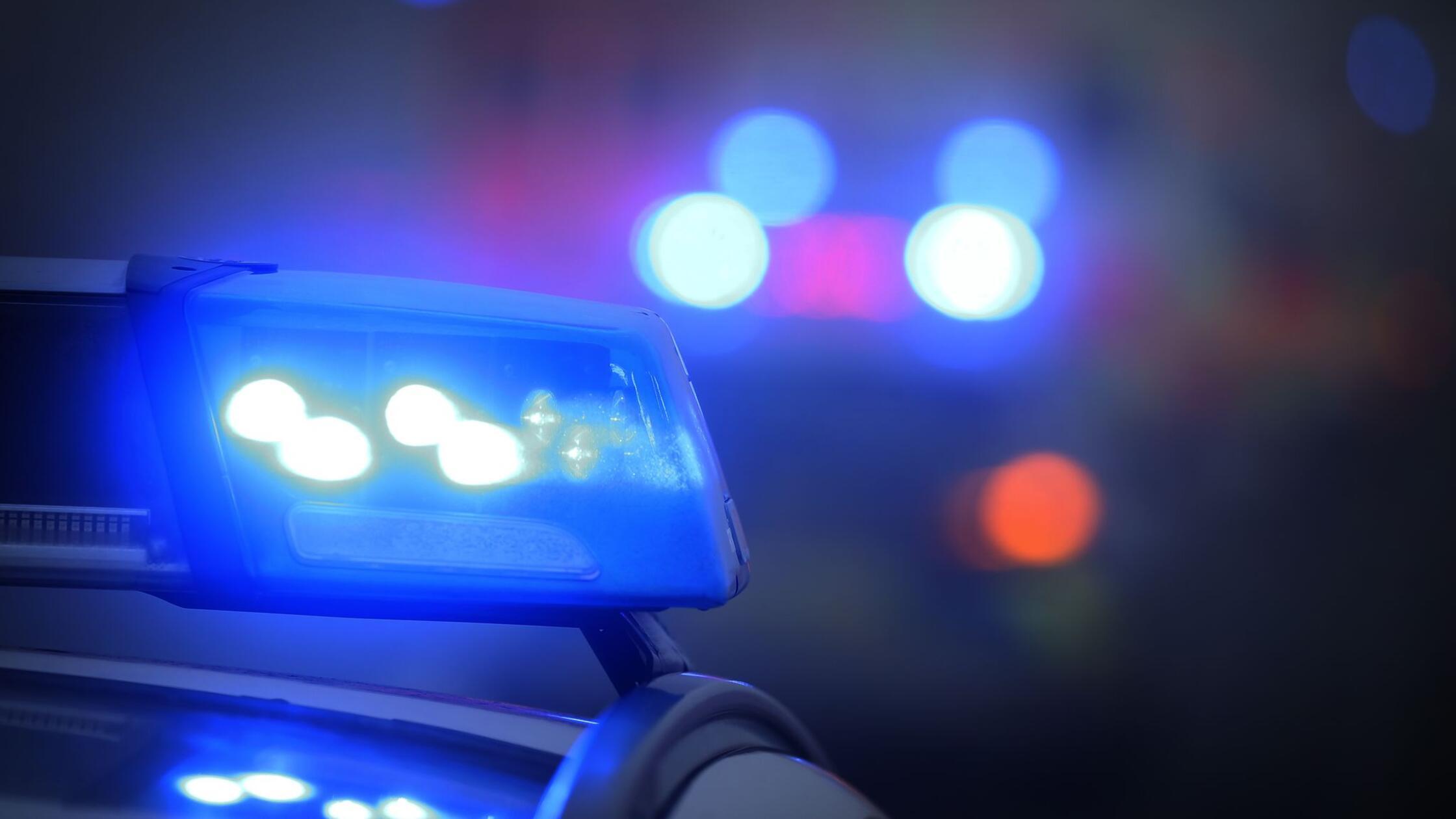Ein Polizeiauto mit eingeschaltetem Blaulicht. (Sy