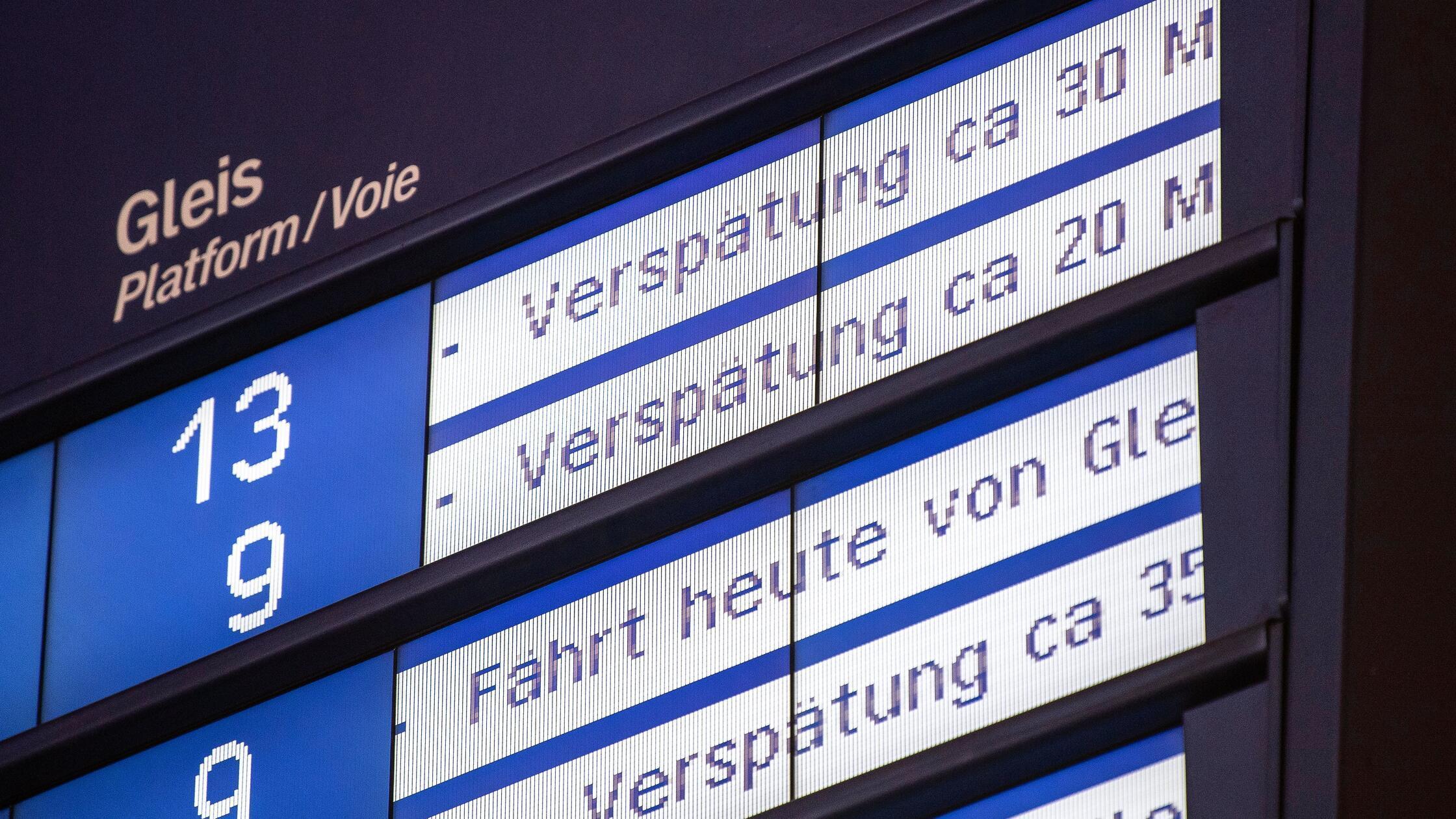 Auf einer Anzeigetafel am Hauptbahnhof werden bei 