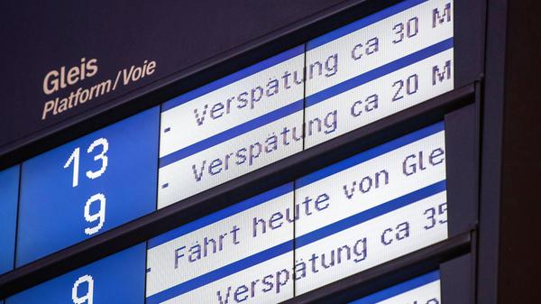 Auf einer Anzeigetafel am Hauptbahnhof werden bei