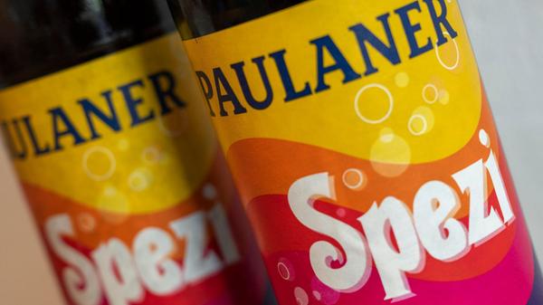 Zwei Flaschen Spezi stehen für eine Illustration a