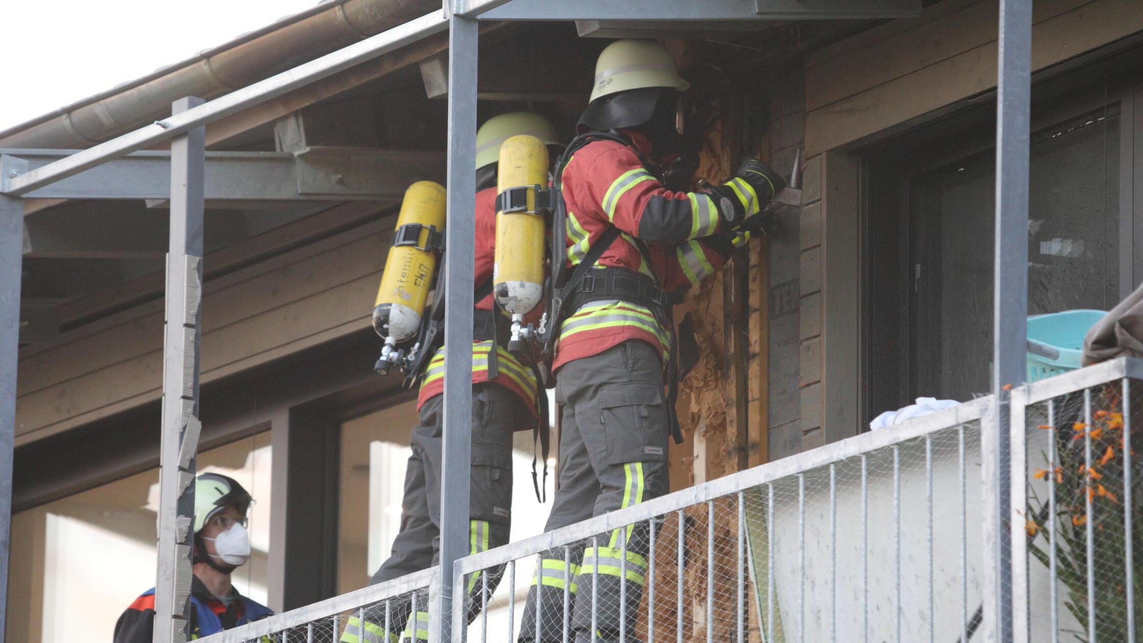 Wohnungsbrand unter Kontrolle gebracht: Flammen gr