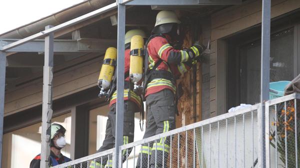 Wohnungsbrand unter Kontrolle gebracht: Flammen gr
