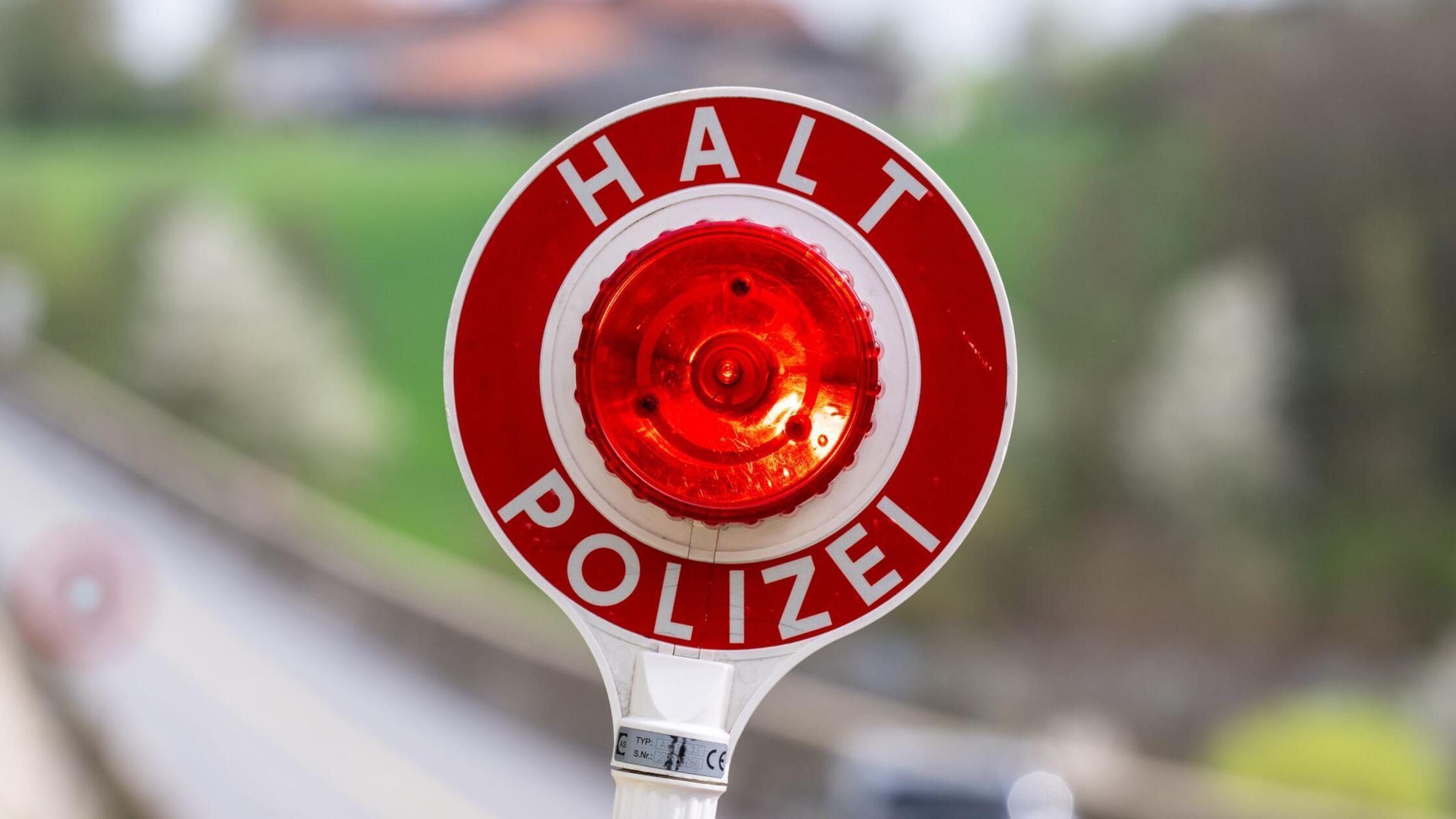 Eine Kelle mit der Aufschrift «Halt Polizei» wird 