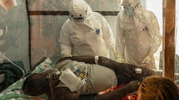 Medizinisches Personal versorgt einen Ebola-Patien