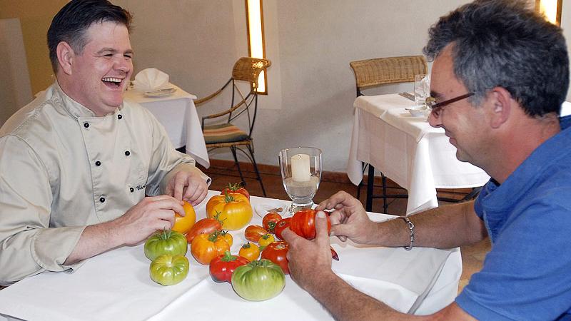 Christian Wonka (links) freut sich auf jeden Besuch seines «Tomatenflüsterers» Peter Kuntze. Denn der baut noch richtig gute alte Landsorten an und liefert zweimal pro Woche vollreife Früchte.