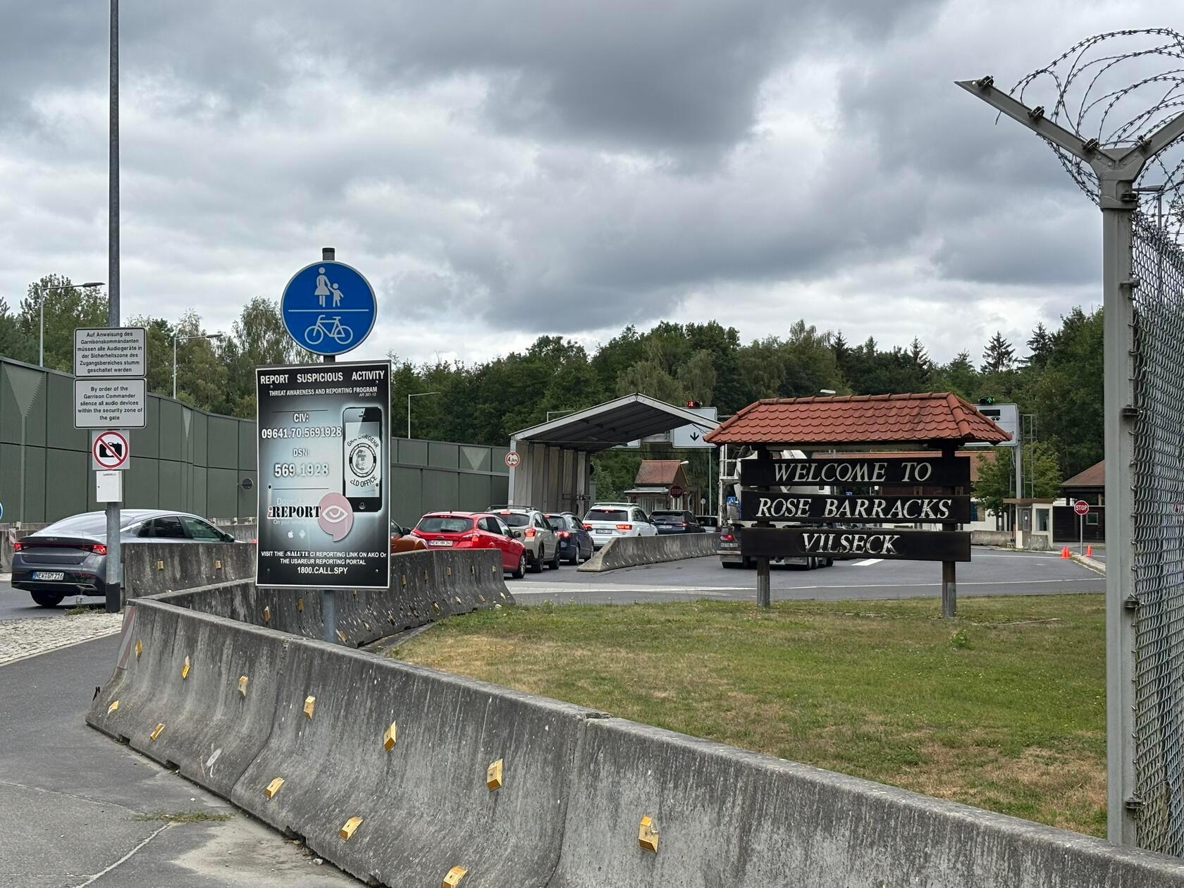Eingang und Kontrollpunkt der Rose Barracks in Vilseck: Knapp 5000 US-Soldaten sind hier in der Stryker-Brigade stationiert. Geht es nach dem Willen von US-Präsident Donald Trump sollen sie Deutschland verlassen.