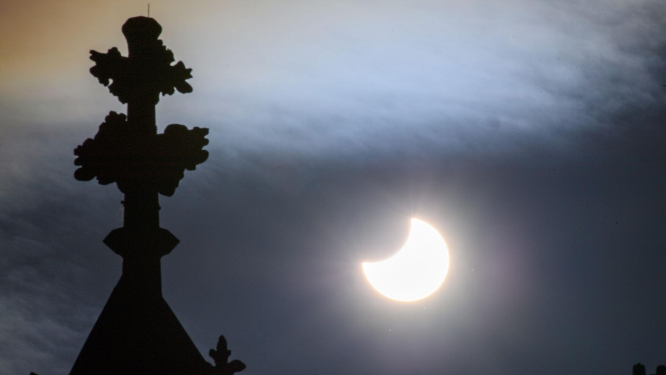 Seltenes Himmels-Spektakel: Livestream zur Sonnenfinsternis über Europa - Bester Blick ohne Brille