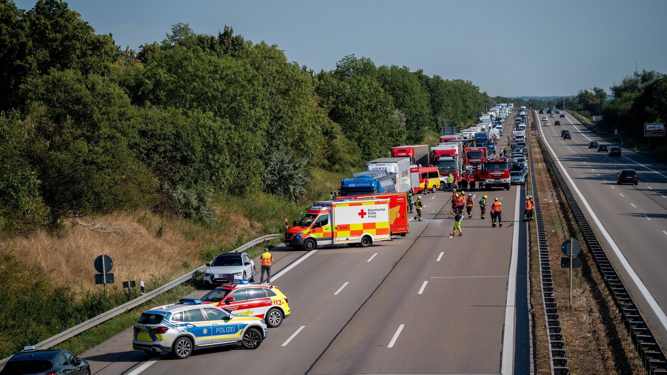 Ein schwerer Verkehrsunfall mit drei beteiligten L