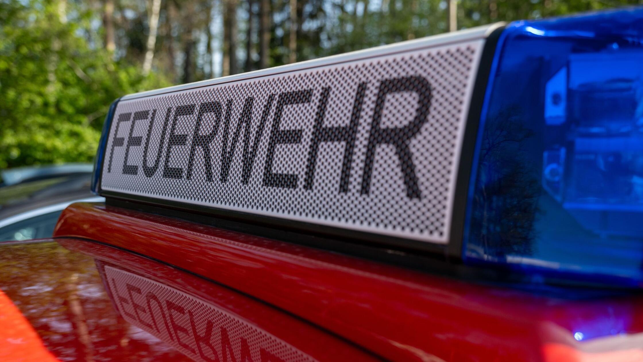 "Feuerwehr" ist auf dem Dach eines Einsatzfahrzeug