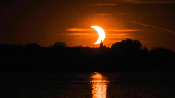 Unser Mitarbeiter Christian Pohler fotografierte die Sonnenfinsternis von der Bootsanlagestelle der MS Altmühlsee von Schlungenhof aus. Hier ist der Kirchturm von Wald zu erkennen.