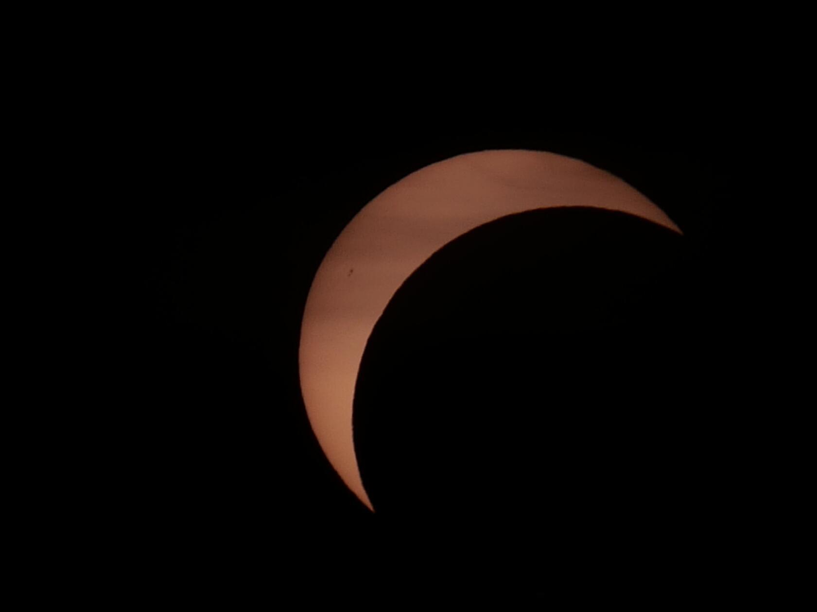 Man könnte es fast für den Mond halten. Doch die schmale Sichel ist die Sonne über Büchenbach, von der gegen 20 Uhr kurzzeitig nicht mehr viel übrig war.