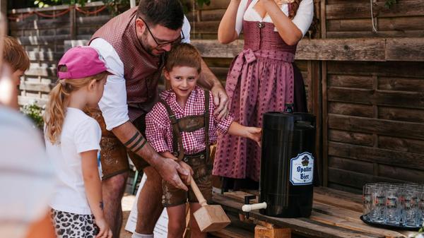 Jung übt sich, wenn auch nicht mit Bier sondern mi
