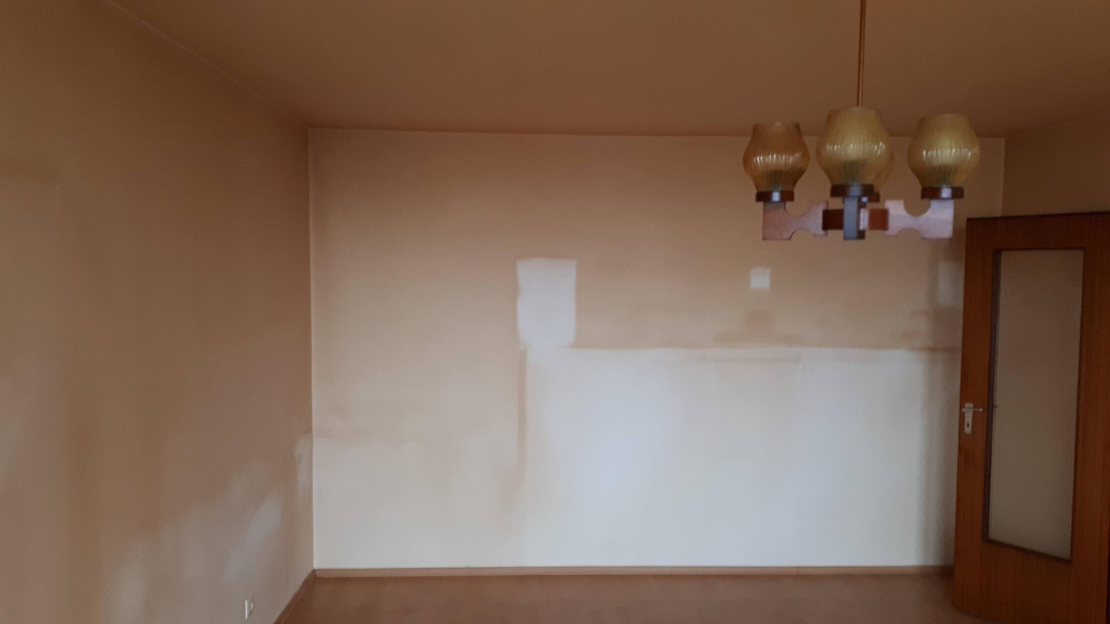 Besenrein oder normal abgewohnt? In diesem Zustand war die Wohnung nach dem Auszug des Mieters nicht. Hier wurde über viele Jahre lang geraucht, die Wände haben das Nikotin aufgesaugt. Auch die Böden, Türen und Türstöcke rochen unangenehm. Das Abwaschen hilft hier nicht. 
