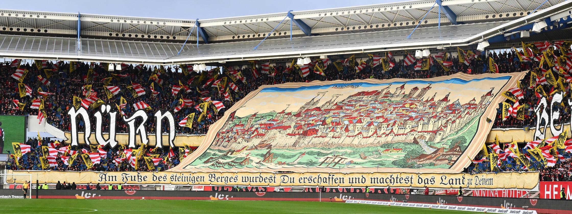 Vor dem 275. Frankenderby bemühten die Nürnberger Fans die Geschichte. "Am Fuße des steinigen Berges wurdest du erschaffen und machtest das Land zu deinem", stand unter einer historischen Abbildung der Stadt. 