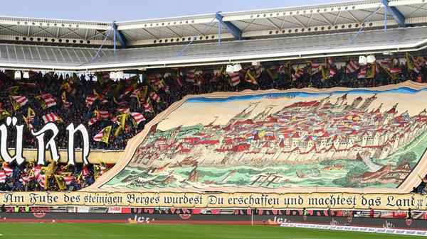 Vor dem 275. Frankenderby bemühten die Nürnberger Fans die Geschichte. "Am Fuße des steinigen Berges wurdest du erschaffen und machtest das Land zu deinem", stand unter einer historischen Abbildung der Stadt.