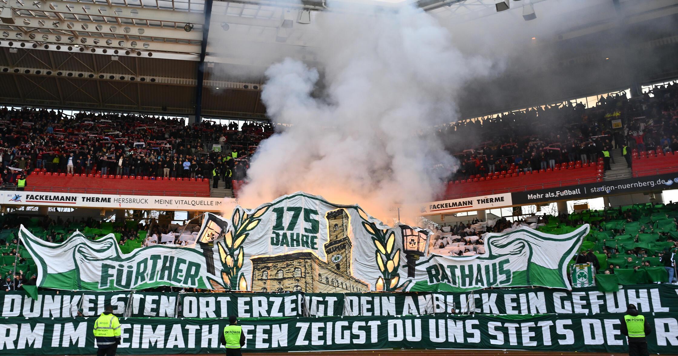 Auch beim Fürther Anhang drehte sich die Choreo um die Verbundenheit zur Heimatstadt: "Selbst am dunkelsten Ort erzeugt dein Anblick ein Gefühl von Zuhaus, wie ein Leuchtturm im Heimathafen zeigst du uns stets den Rückweg auf", hieß es anlässlich des 175. Jubiläums der Fertigstellung des ikonischen Fürther Rathauses.