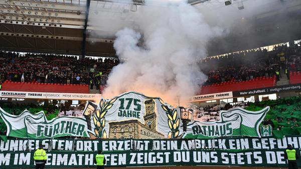 Auch beim Fürther Anhang drehte sich die Choreo um die Verbundenheit zur Heimatstadt: "Selbst am dunkelsten Ort erzeugt dein Anblick ein Gefühl von Zuhaus, wie ein Leuchtturm im Heimathafen zeigst du uns stets den Rückweg auf", hieß es anlässlich des 175. Jubiläums der Fertigstellung des ikonischen Fürther Rathauses.