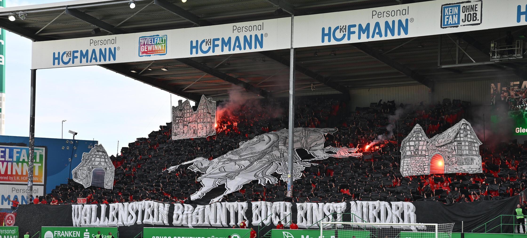 Eine martialische Botschaft präsentierte der Nürnberger Anhang vor dem 276. Frankenderby "Wallenstein brannte euch einst nieder..." 