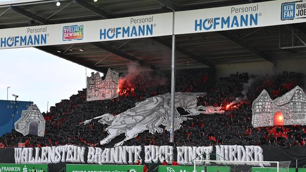 Eine martialische Botschaft präsentierte der Nürnberger Anhang vor dem 276. Frankenderby "Wallenstein brannte euch einst nieder..."