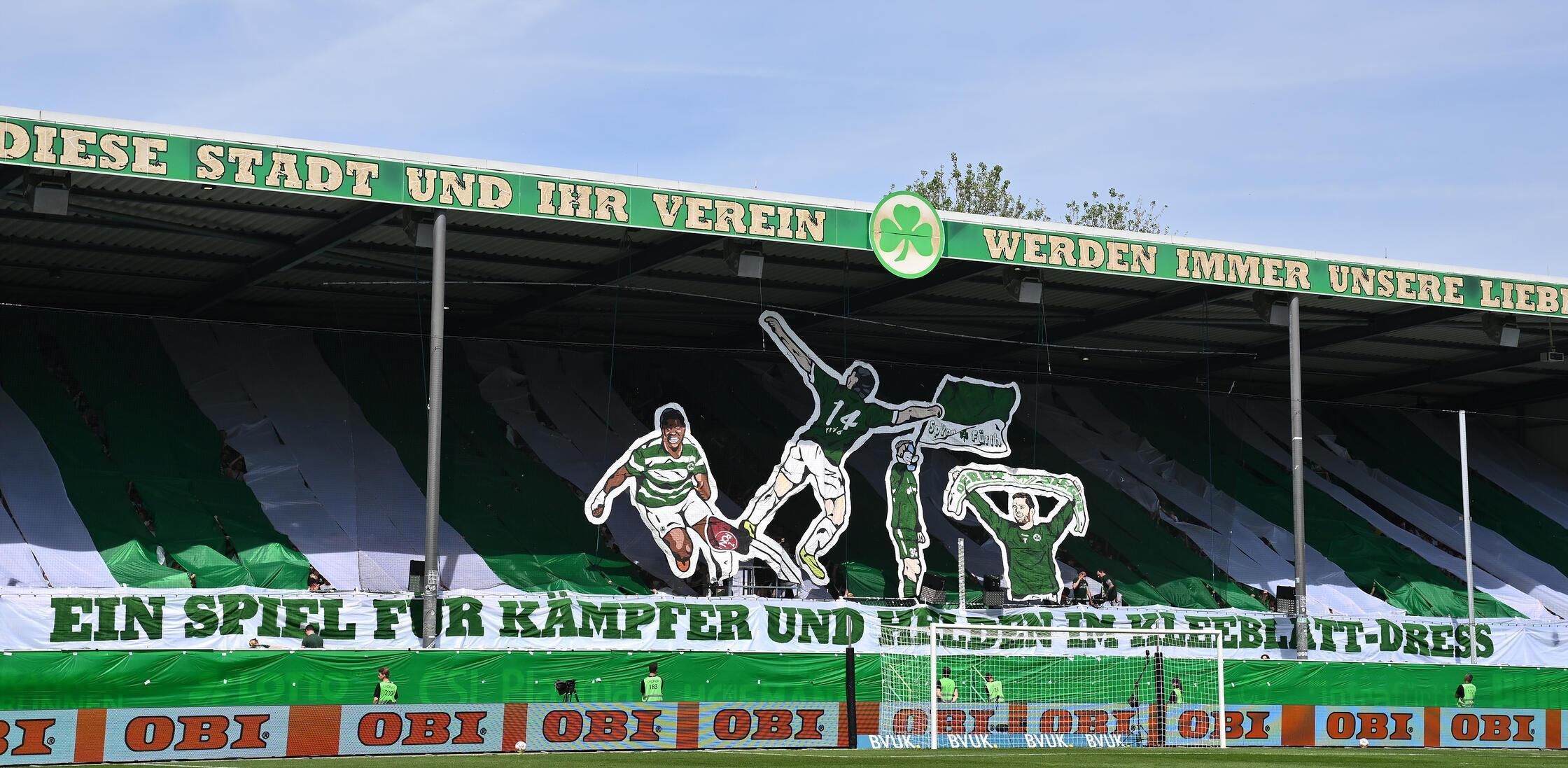 Die Fürther Fans blickten weniger weit in die Vergangenheit und würdigten die Leistung ihrer jüngsten Derbyhelden: Ragnar Ache dreht jubelnd ab, Edgar Prib tritt die Nürnberger Eckfahne und Nico Gießelmann hält den "Derbysieger"-Schal hoch. An diesem Tag gibt es jedoch keine Gewinner, das Spiel endet 1:1.
