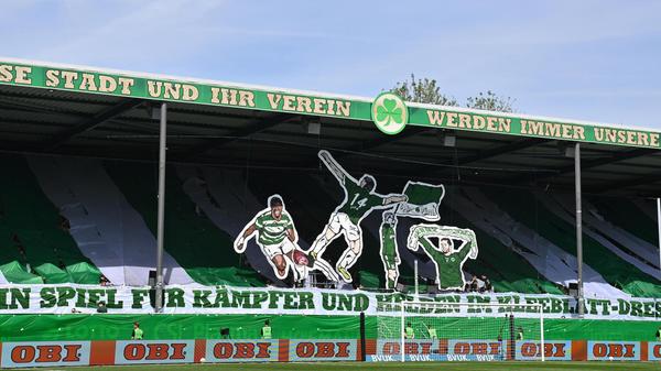 Die Fürther Fans blickten weniger weit in die Vergangenheit und würdigten die Leistung ihrer jüngsten Derbyhelden: Ragnar Ache dreht jubelnd ab, Edgar Prib tritt die Nürnberger Eckfahne und Nico Gießelmann hält den "Derbysieger"-Schal hoch. An diesem Tag gibt es jedoch keine Gewinner, das Spiel endet 1:1.