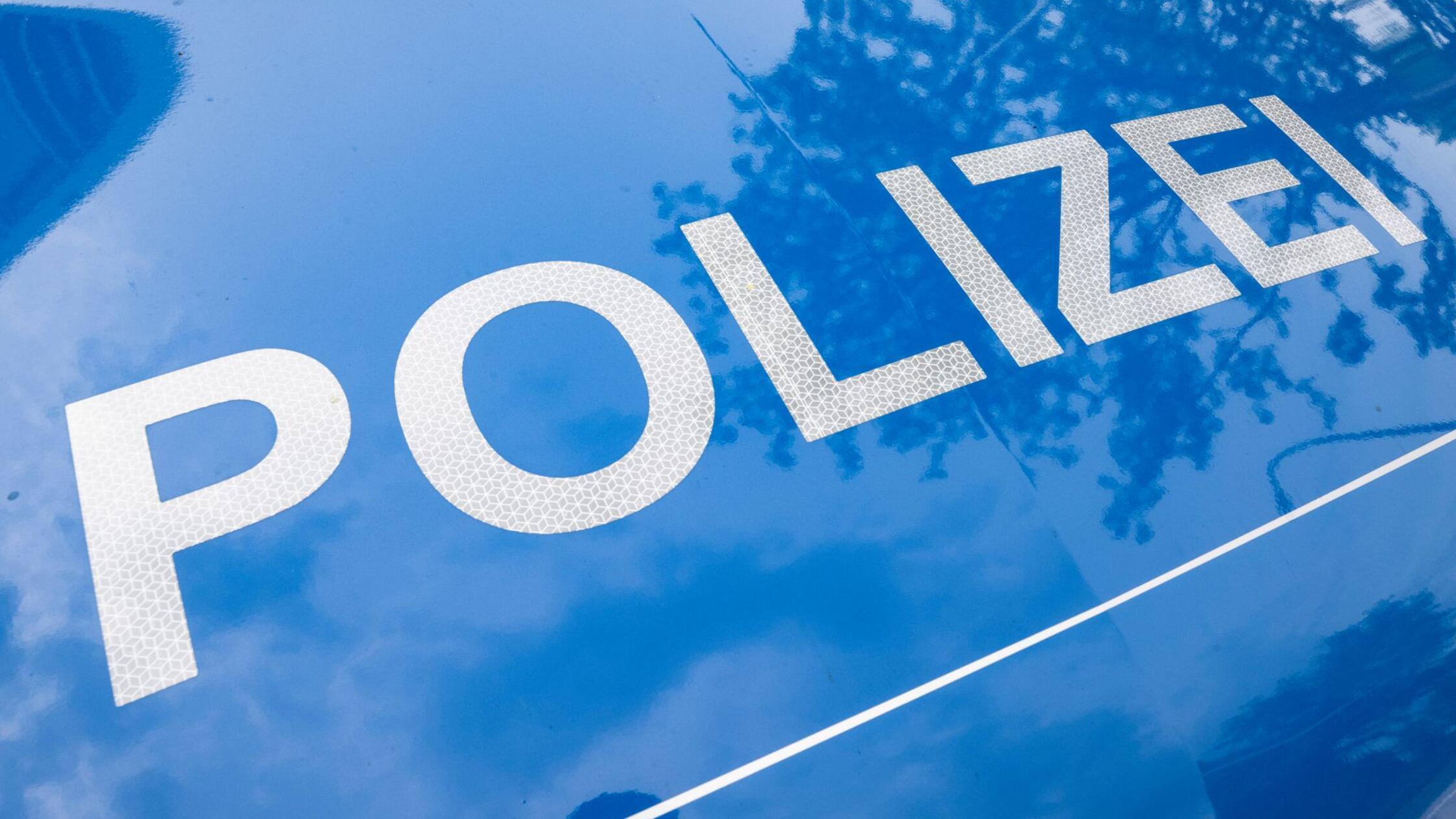 Der Schriftzug „Polizei“ ist auf einem Streifenwag