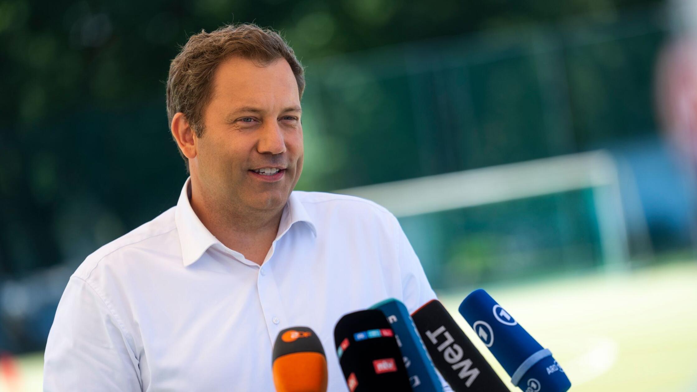 Klingbeil will Steuervorteil für Personalrabatte streichen